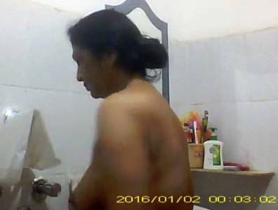 Bengali aunty bathing hidden cam video 32 Bengali aunty bathing hidden cam video