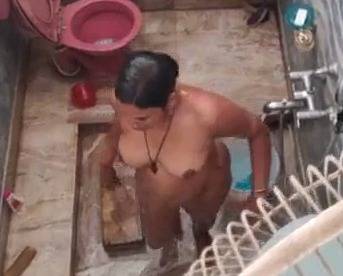 Indian aunty spying bath video