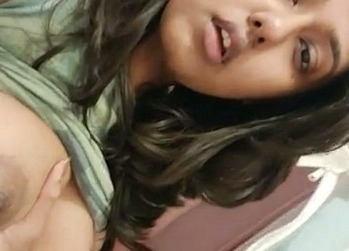Desi girl showing boobs