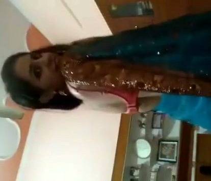 Indian bhabhi undress saree