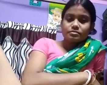 Desi village randi in saree exposing thick pussy
