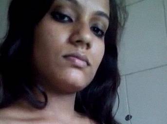 Natural sexy figured Srilankan lady bathroom selfie