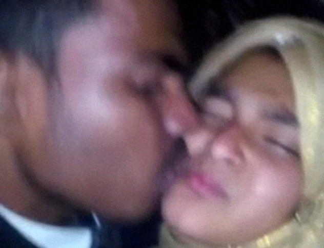 Amateur young lovers enjoying sexy smooch MMS