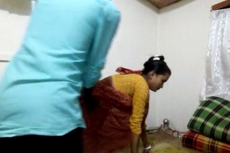 Auto driver lifting saree and fucking a sexy desi aunty 4 Auto driver lifting saree and fucking a sexy desi aunty