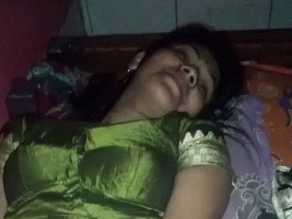 Newly married girl gets shy while exposing yoni