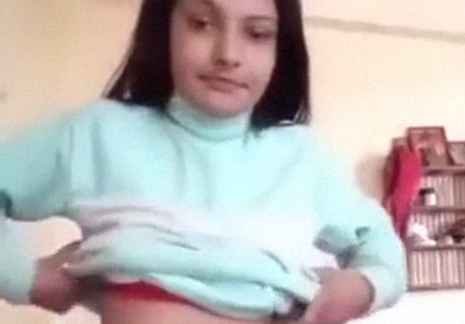 Cute Amateur College Girl Fingering her Yoni