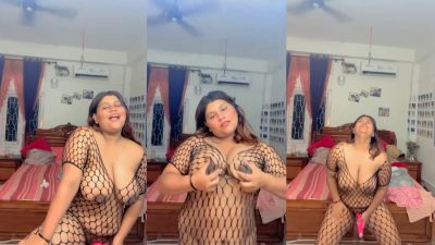Big-boob Indian nude lady masturbates with a vibrator