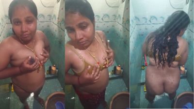 Mallu lady records her nude bath MMS while taking a shower